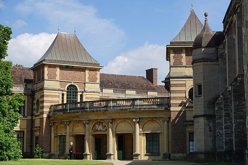 File:Main Entrance, Eltham Palace.JPG