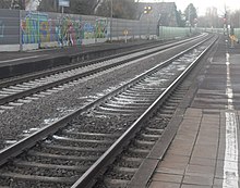 Lime on German railroad tracks after a suicide Mainz-Laubenheimer Bahnhof- auf Bahnsteig Richtung Mainz- Richtung Mainz (Personenunfall) 7.12.2008.jpg