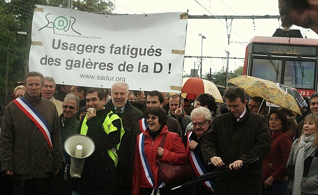 Protesters at Yerres on 17 October 2009