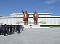 金日成像と金正日像（背後は朝鮮革命博物館）