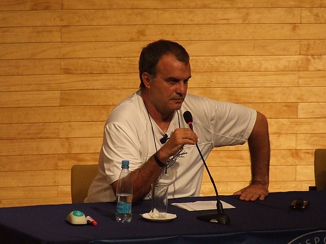 Bielsa at a press conference in 2009, Santiago, Chile