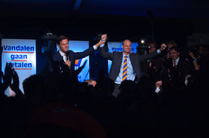 Mark Rutte en campagneleider Stef Blok vieren ...