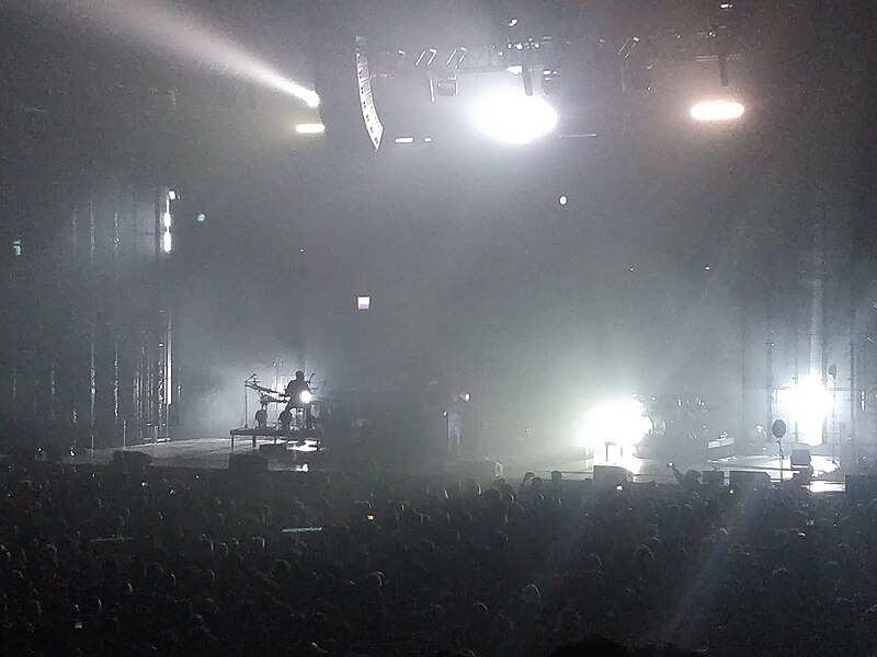 File:Massive Attack - Zénith Paris - 20190212 (33).jpg