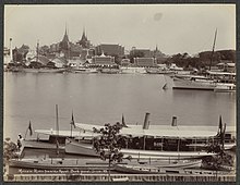 Menam-rivier in Bangkok met gebouwen en boten, gezien vanaf de Royal Dock Yard Menam River from the Royal Dock Yard, B(..)ok (titel op object), RP-F-F01197-X.jpg