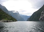 Blick über das Milford Sound im Fiordland-Nationalpark