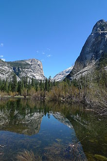 Fichier:MirrorLakeYosemitePortrait.JPG