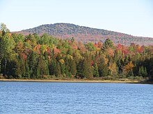 Le mont Louise près du lac aux Araignées.