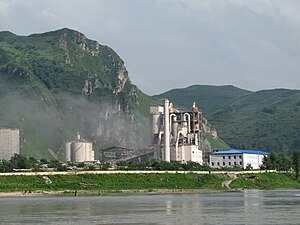 Cementárna NK poblíž Manpo.jpg