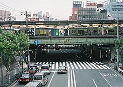 都道457号線を跨ぐJR西日暮里駅