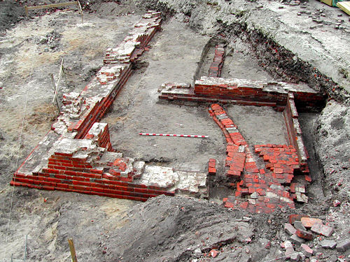 Der 2005 ergrabene Keller im Westflügel des Dominikanerklosters in Norden.