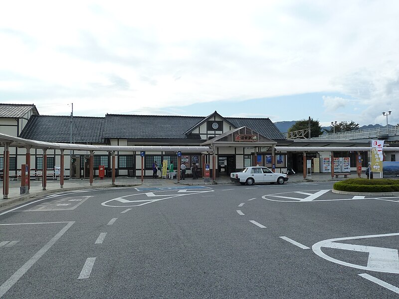 File:Numata station - October 2011.jpg