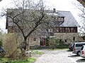 Wohnstallhaus, Scheune, Torbogen m. Pforte eines ehem. Dreiseithofes u. Stützmauer, Altomsewitz 7