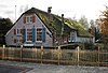 Lage boerderij, langhuistype, afgewolfd dak, voorgevel, houten achterbouw voor stalling vee etc. Belangrijk erf