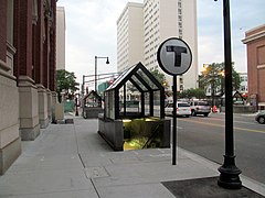 Headhouses de saída na estação Symphony, agosto de 2015.JPG