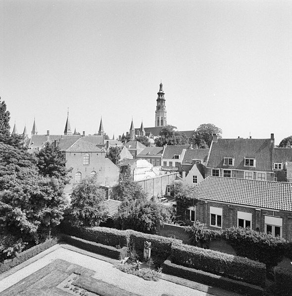 File:Overzicht vanaf de zolder van het Van de Perrehuis- gezicht op de stad, met op de voorgrond de tuin vóór de nieuwbouw - Middelburg - 20378303 - RCE.jpg