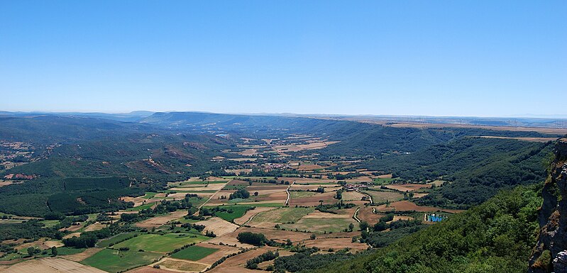 File:Páramo de La Lora y valle del Ebro (28222272463).jpg