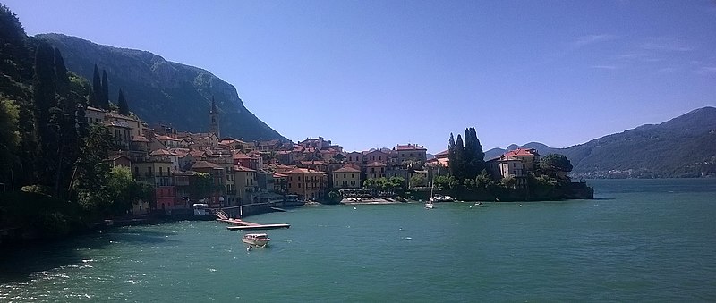 File:Panorama von Varenna, Lombardei.jpg