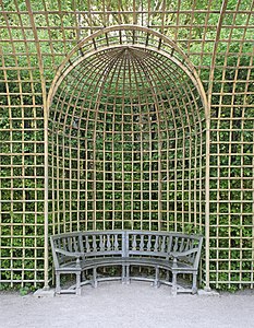 Treillage (cel·losia) en nínxol als jardins de Versalles.