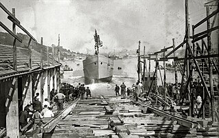 Launch of a boat at a shipyard in Pasaia, Gipuzkoa (1920)