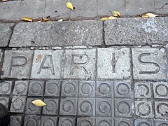 Nombre de la calle en el pavimento: calle de París.