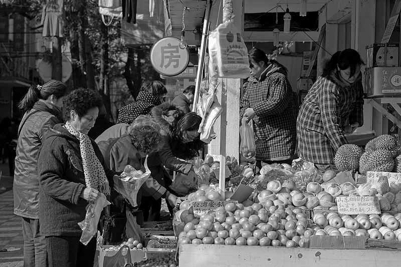 File:People are buying fruits.jpg