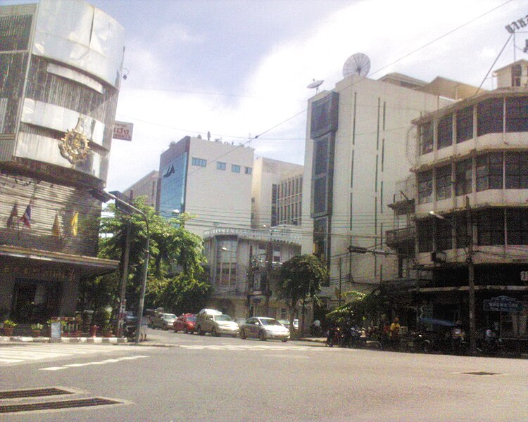 File:Phlapphla Chai Intersection.JPG