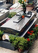 Piaf.grave.600pix.jpg