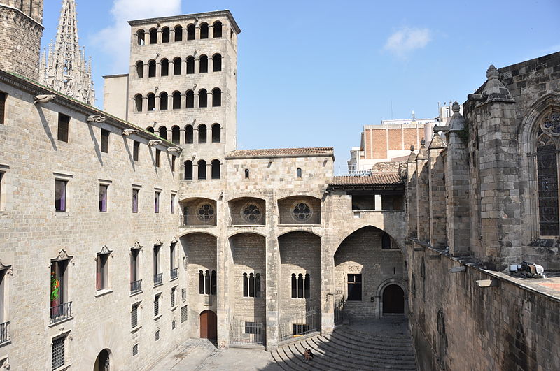 File:Plaça del Rei Barcelona3.JPG