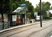 Riparo lungo la linea del tram, di fronte alla strada