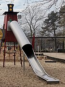 playground=slide height=4 covered=yes material=metal
