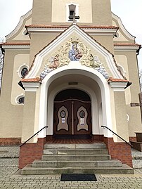 Portal na fasadzie kościoła