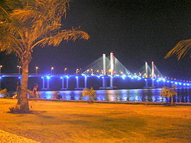 Ponte Aracaju-Barra dos Coqueiros durante a noite.