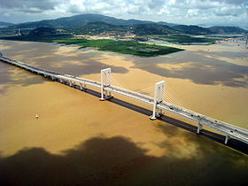 L'île de Hengqin, au fond, avec le Pont de Sai Van au premier plan (qui relie l'île de Taipa à la péninsule de Macao).