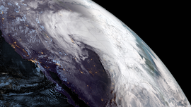 Leistungsstarkes Sturmsystem gesehen von GOES West (47380253391) .png