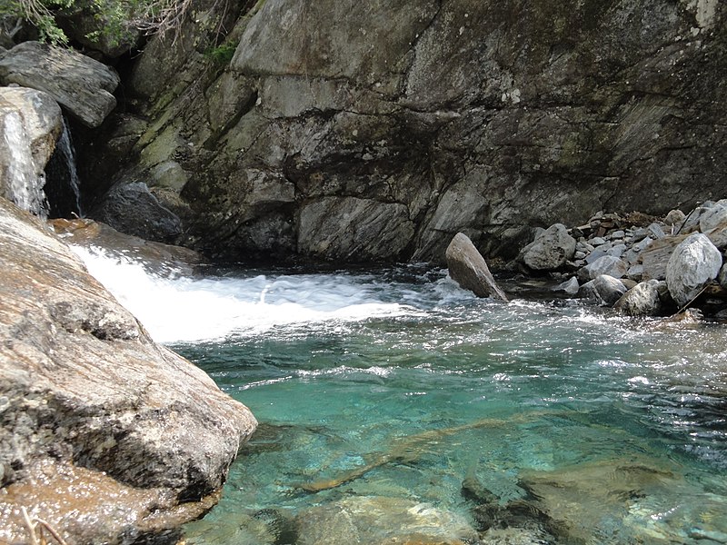 File:Pozza in Val Luna - panoramio.jpg