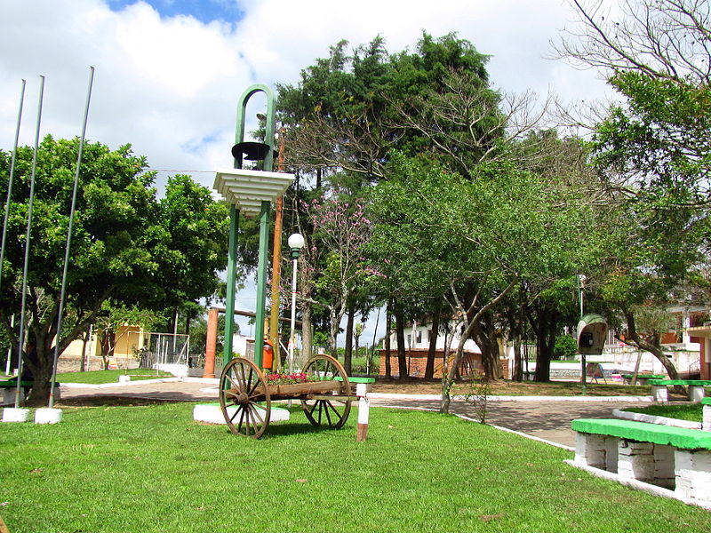 File:Praça Otilia Bauermann Schlabitz 006.JPG