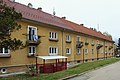 Čeština: Prachatice, blok obytných domů z let 1953 až 1955 v Liliové ulici
