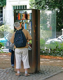 Public bookcase in use, Bonn, Germany (2008) Public bookcase germany bonn poppelsdorf 2008 08 10a (cropped).jpg