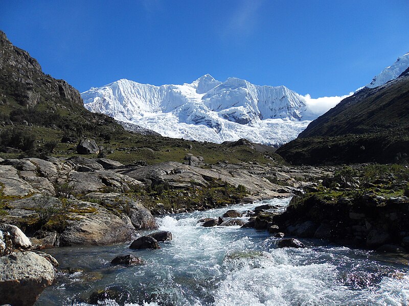 File:Quebrada y río Cojup con el nevado Palcaraju al fondo.jpg