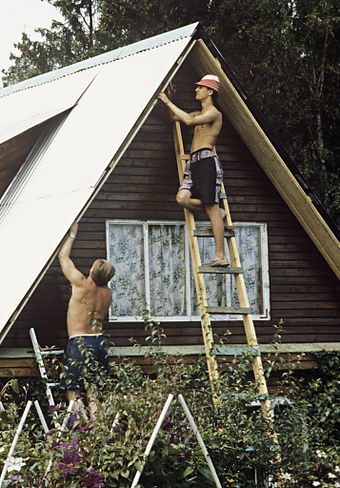 Battening a country house in a dacha co-operative in the environs of Moscow, July 1993