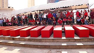 Symbolske rødtrøje-kister for de første ofre ved Democracy Monument i Bangkok den 11. april.