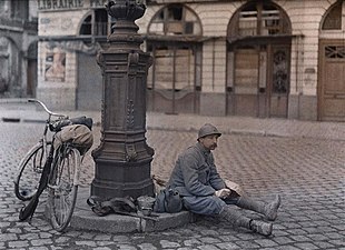 جندي فرنسي في ساحة مدينة ريمس خلال الحرب العالمية الأولى، 1 أبريل 1917