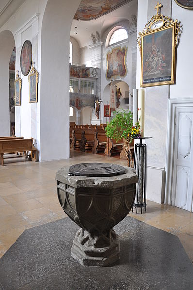 File:Reute Pfarrkirche Taufstein 02.jpg