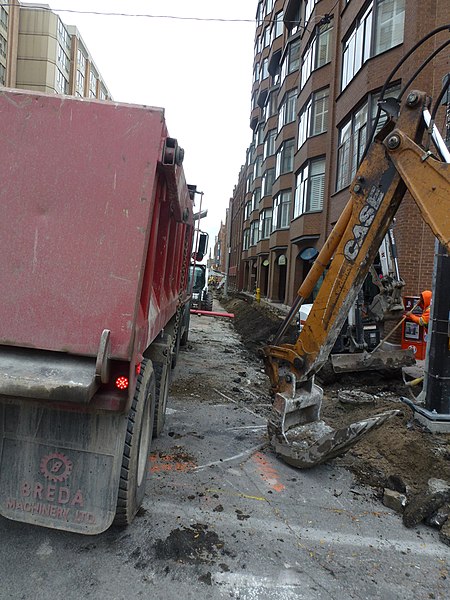 File:Road maintenance on Front Street, between Jarvis and Sherbourne, 2013 10 22 (23).JPG - panoramio.jpg