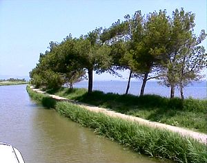 Der Kanal zwischen Lagunenseen kurz vor dem Anschluss zum Mittelmeer bei Port-la-Nouvelle