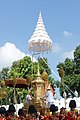 Kong Bhumibols urne på Phra Yannamas Sam Lam Khan (the Golden Palanquin with Three Poles) i den første procession.