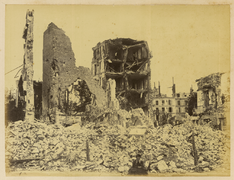 Vue partielle des ruines près du pont et de la gare d’Auteuil après le siège et la Commune de Paris en 1871.