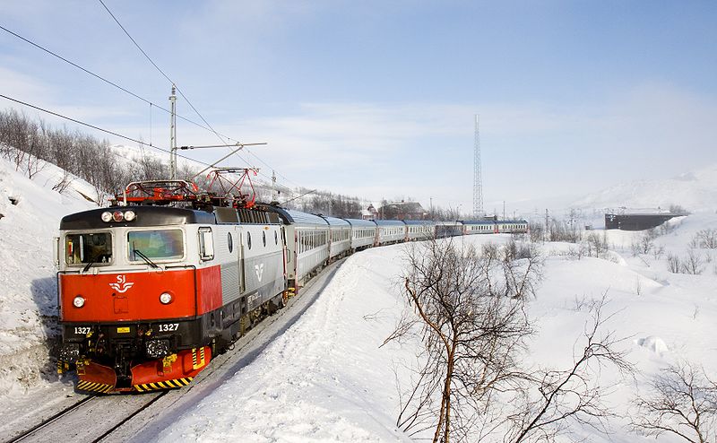 File:SJ night train in the Björnfjell.jpg