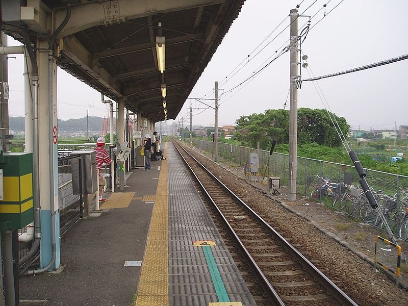 File:Sagami-Line-Iriya-Sta-Platform.jpg