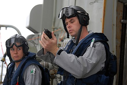 Deux membres de l'équipe d'embarquement de la RAN se préparent pour un exercice en 2007